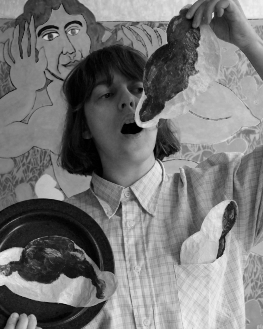 Portrait Claire Uff schwarz weiß mit Eclair Portrait Claire Uff / Foto / Eclair / painting / Schwarz Weiß / black and white / eat / Alles fürn Arsch / paperwork / contemporaryart / Berlin artist / 2025