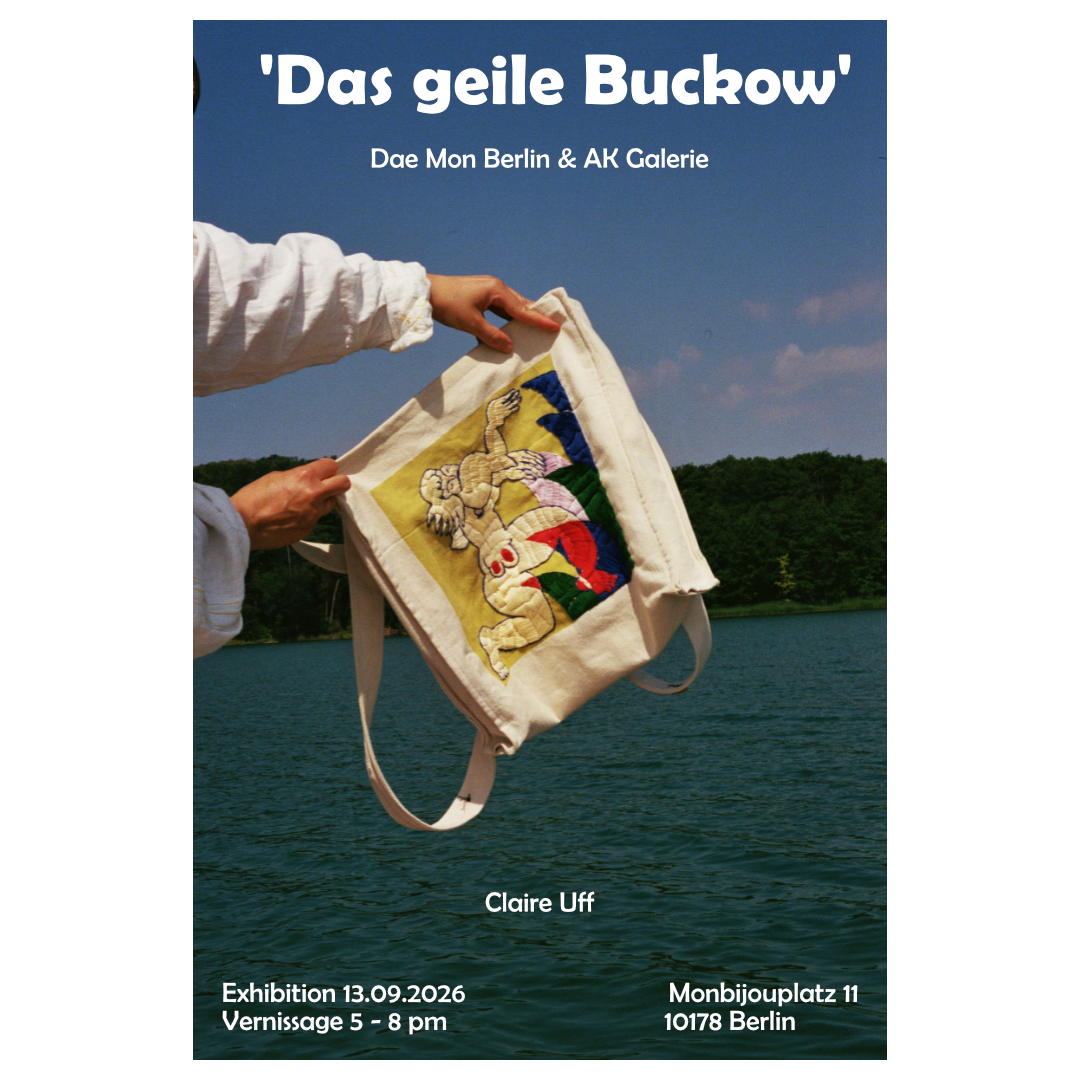 Claire Uff Ausstellungsplakat zur Ausstellung im Restaurant Dae Mon Berlin am 13.09.2026, ein Foto von einen bestickten Beutel mit Seehintergrund ist zu sehen, Total Uff